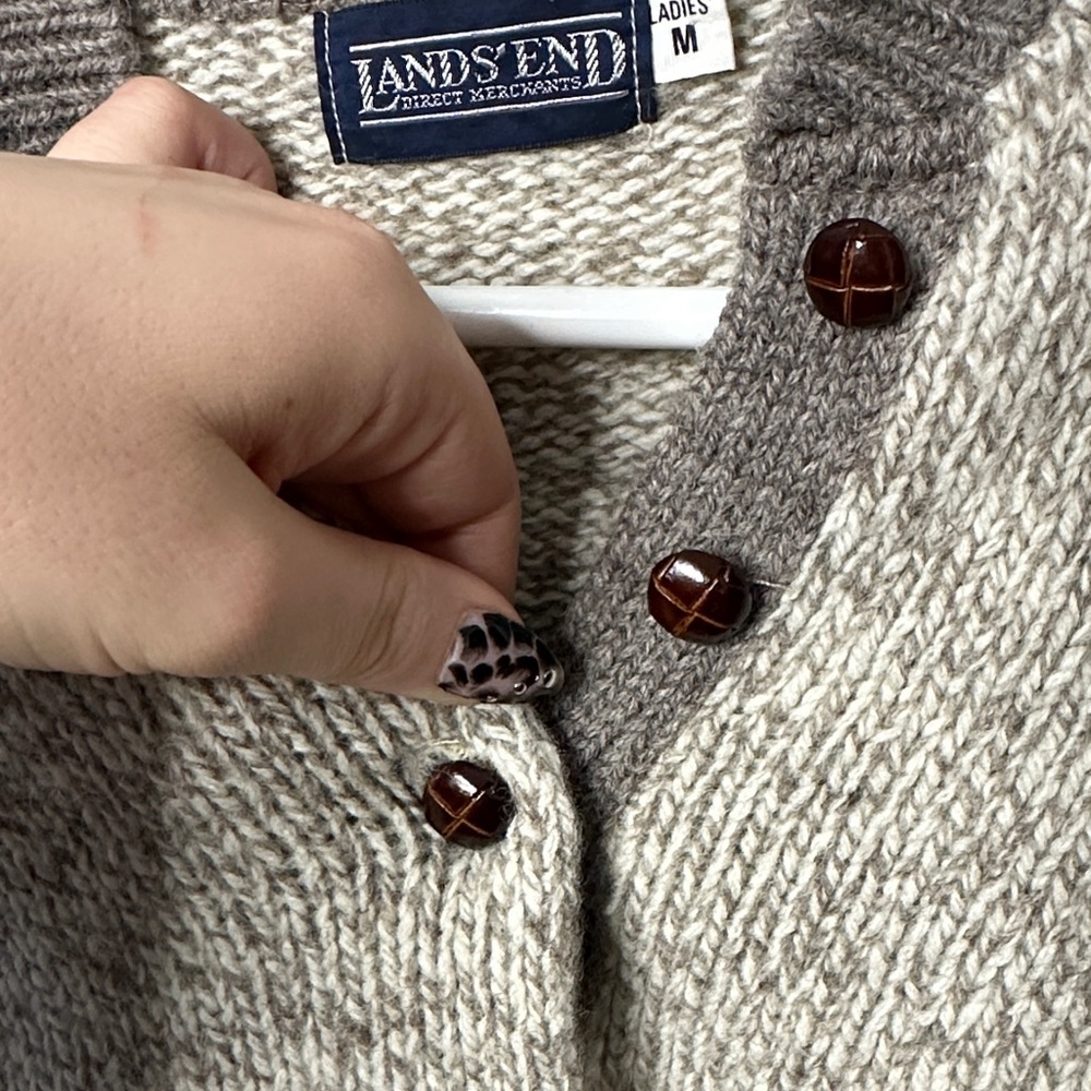 Landsend Women’s Wool V-neck Sweater - Picture 4 of 5